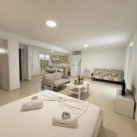 Trikorfo Apartment, 150m From Sandy