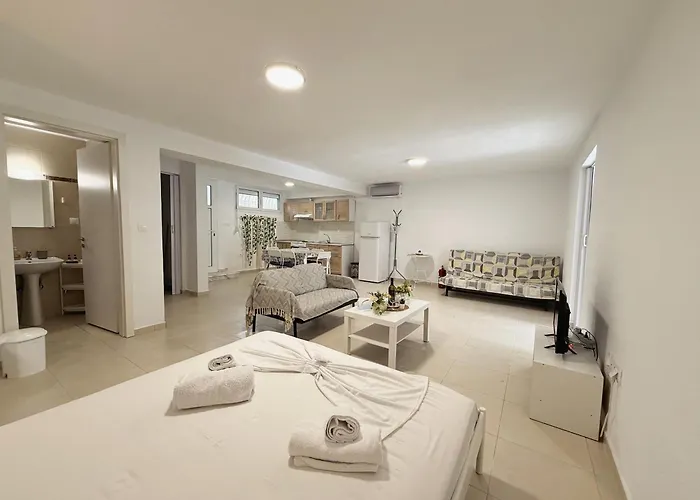 Trikorfo Apartment, 150m From Sandy