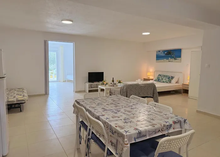 Apartmán Trikorfo Apartment, 150m From Sandy *